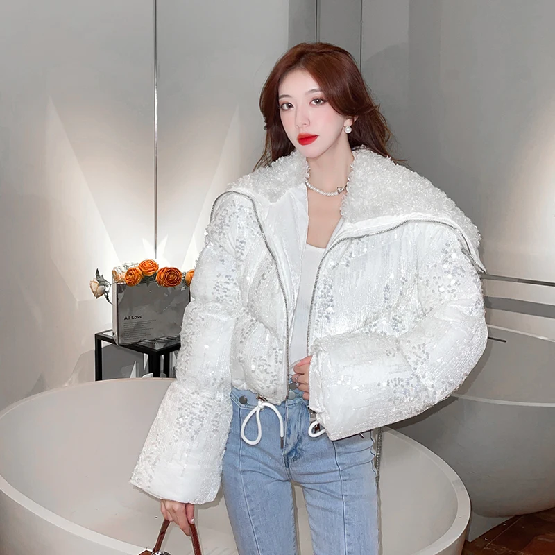 2023 Winter Polo Neck Short Thickened White Cotton Coat Sparkling Sequin Drawstring Waist Velvet Breadsuit
2023 Winter Polo Neck Short Thickened White Cotton Coat Sparkling Sequin Drawstring Waist Velvet Breadsuit