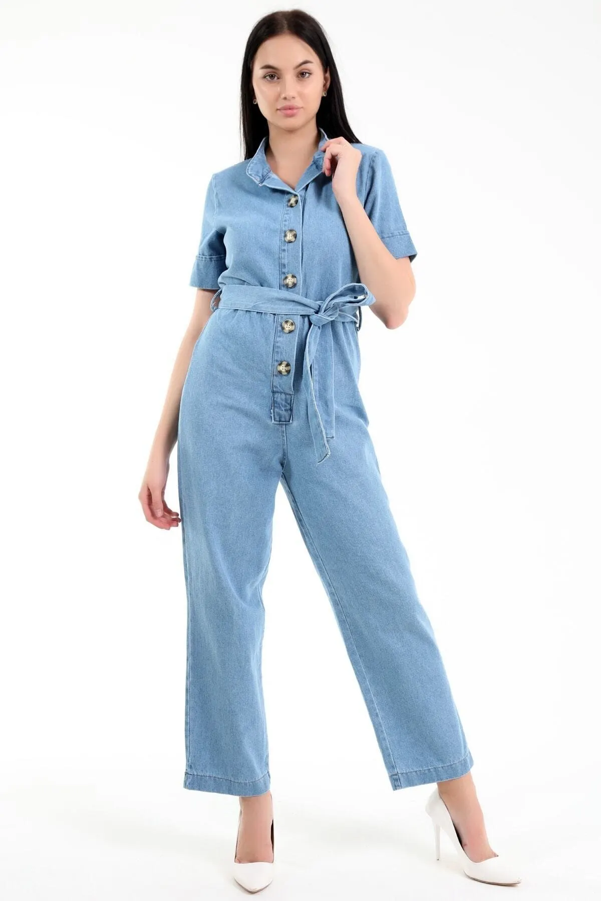 Женский джинсовый комбинезон с высоким воротником и поясом спереди 
Женский джинсовый комбинезон с высоким воротником и поясом спереди