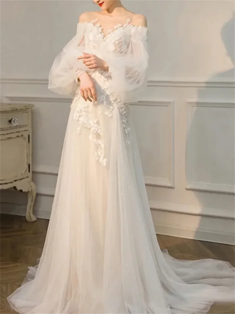 

Sheath/Column Wedding Dresses Court Train Vintage Long Sleeve Illusion Neck Floor Length Lace With Pleats Appliques Bridal Gowns