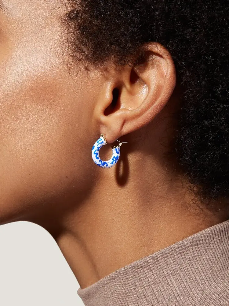 Timeless Wonder Enamel Blue and White Porcelain Geo Hoop Earrings for Women Designer Jewelry Party Chinese Style Mix Rare 2314
Timeless Wonder Enamel Blue and White Porcelain Geo Hoop Earrings for Women Designer Jewelry Party Chinese Style Mix Rare 2314