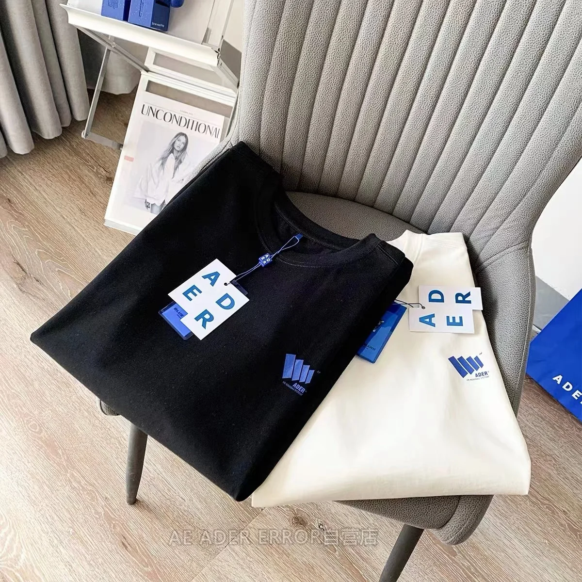 ADER 2023 Spring/Summer Korean version of high-quality Block unisex minimalist 1:1 Ader error loose couple T-shirt
ADER 2023 Spring/Summer Korean version of high-quality Block unisex minimalist 1:1 Ader error loose couple T-shirt