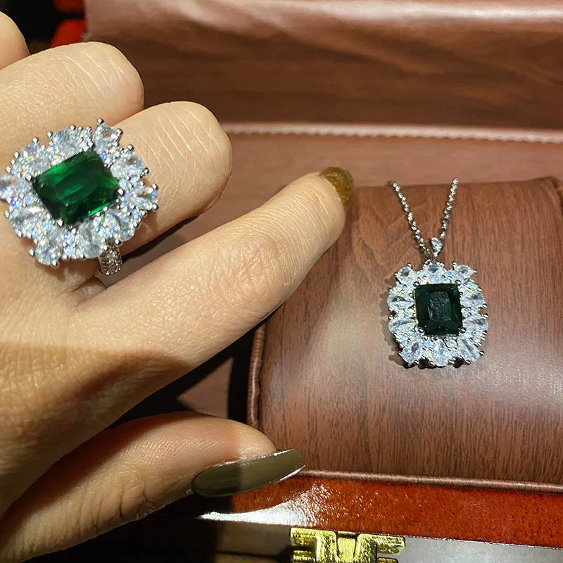 2023 Women Green Diamond Earrings and Necklace Set Elegant and Elegant, Full Diamond Luxury and Simple
2023 Women Green Diamond Earrings and Necklace Set Elegant and Elegant, Full Diamond Luxury and Simple