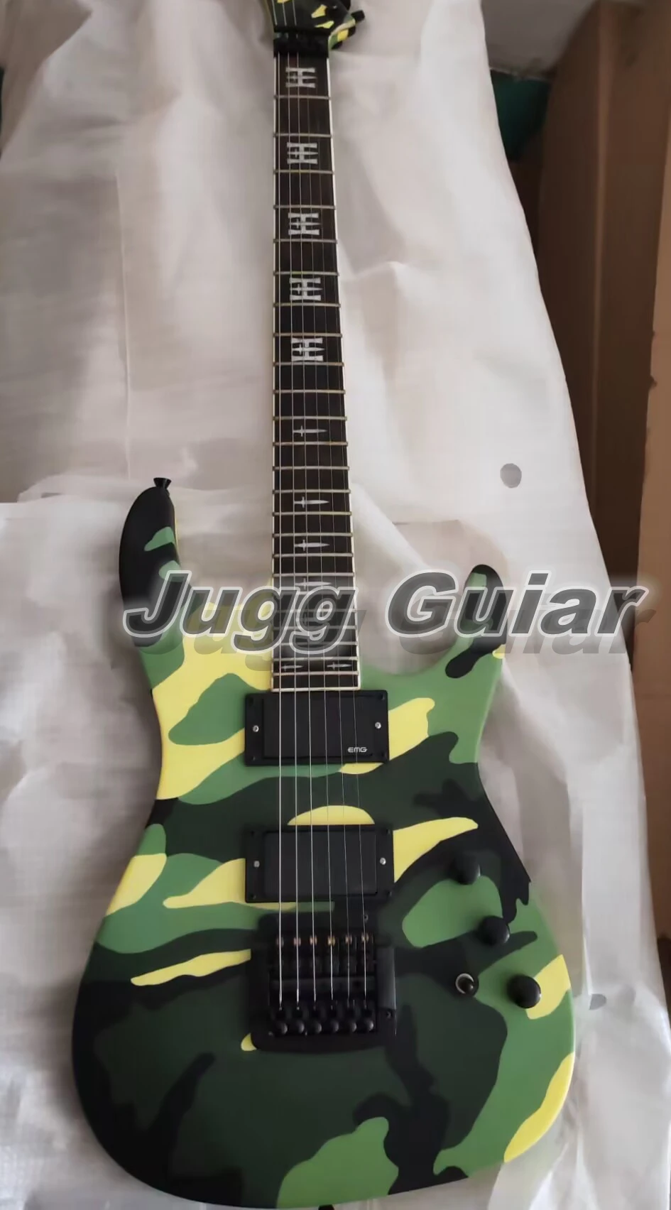 Редкая ручная работа Jeff Hanneman городская зеленая камуфляжная электрическая гитара Kahler Bridge H инкрустация кинжалом Китай EMG пикапы черная фурнитура
Редкая ручная работа Jeff Hanneman городская зеленая камуфляжная электрическая гитара Kahler Bridge H инкрустация кинжалом Китай EMG пикапы черная фурнитура