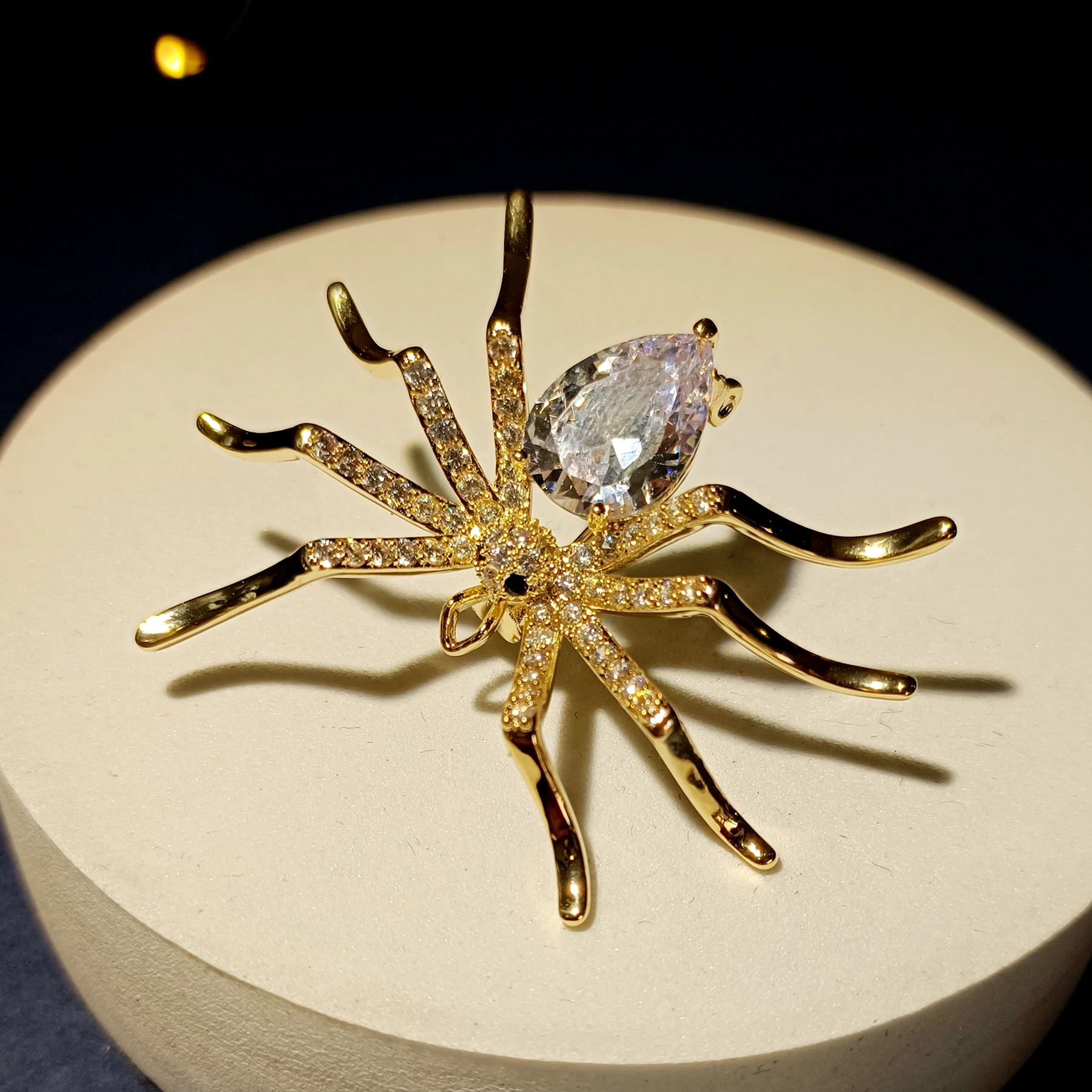 Gorgeous Golden Eight Legged Clear Stone Body Spider Pin and Brooches Unisex Hat Shirt Blouse Coat Cloth Bag Shawl Wrap Jewelry
Gorgeous Golden Eight Legged Clear Stone Body Spider Pin and Brooches Unisex Hat Shirt Blouse Coat Cloth Bag Shawl Wrap Jewelry