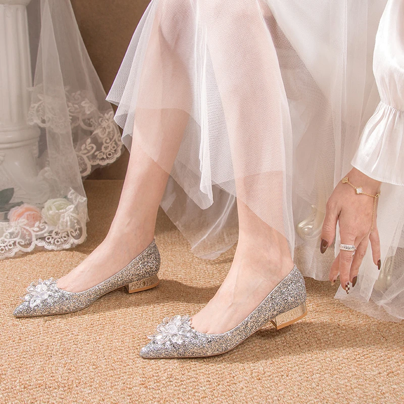 2022 New Cinderella Crystal Shoes Pointed Toe Square Heels Bling Sequin Cloth Wedding Shoes For Banquet Parties High Heels Shoes
2022 New Cinderella Crystal Shoes Pointed Toe Square Heels Bling Sequin Cloth Wedding Shoes For Banquet Parties High Heels Shoes