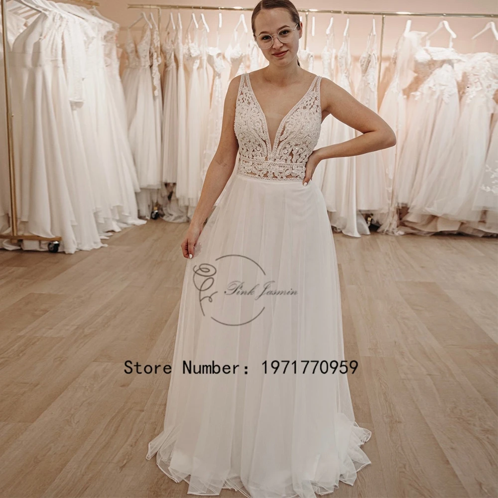 Boho V Neck Glitter Ivory Wedding Dresses For Bride Sleeveless 2023 New Simple Applique Elegant Bridal Gowns With Soft Tulle 
Boho V Neck Glitter Ivory Wedding Dresses For Bride Sleeveless 2023 New Simple Applique Elegant Bridal Gowns With Soft Tulle