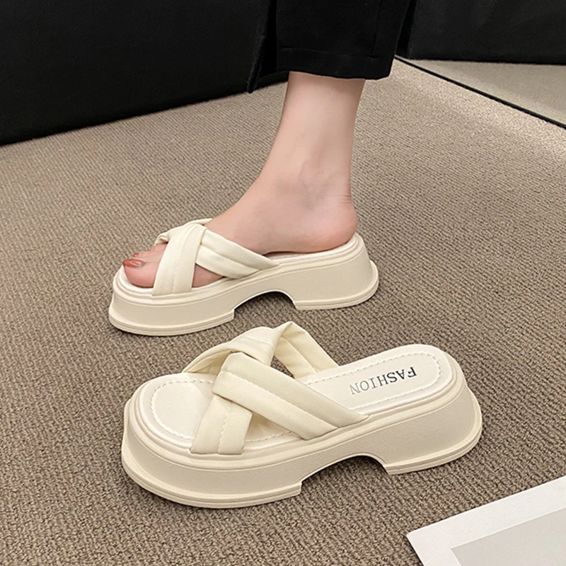 Shoes House Slippers Platform Luxury Slides Med Slipers Women Heeled Mules Designer Flat 2022 High Fashion Rubber PU Flat Shoes
Shoes House Slippers Platform Luxury Slides Med Slipers Women Heeled Mules Designer Flat 2022 High Fashion Rubber PU Flat Shoes