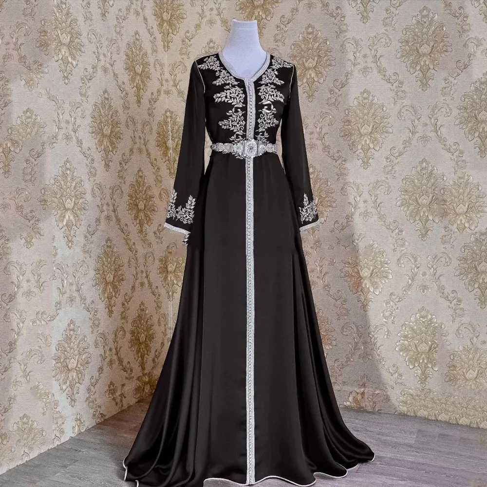 Black V-Neck Evening Dress For Women Formal Full Sleeve Zipper Party Gown Satin With Applique A-Line Sweep Train Robes De Soirée
Black V-Neck Evening Dress For Women Formal Full Sleeve Zipper Party Gown Satin With Applique A-Line Sweep Train Robes De Soirée