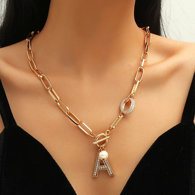 New Fashion Simple Punk Hip Hop 26 Letter Thick Chain Pendant Necklace OT Buckle Pearl Diamond Necklace for Women Party Jewelry
New Fashion Simple Punk Hip Hop 26 Letter Thick Chain Pendant Necklace OT Buckle Pearl Diamond Necklace for Women Party Jewelry