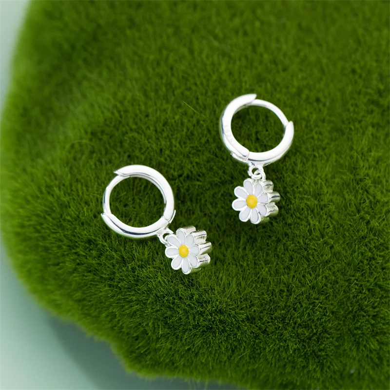 Hoop Women's Earrings Trend Korean Style Donut Earrings New Cute Daisy Pendant Girl Wedding Party Jewelry Gift
Hoop Women's Earrings Trend Korean Style Donut Earrings New Cute Daisy Pendant Girl Wedding Party Jewelry Gift