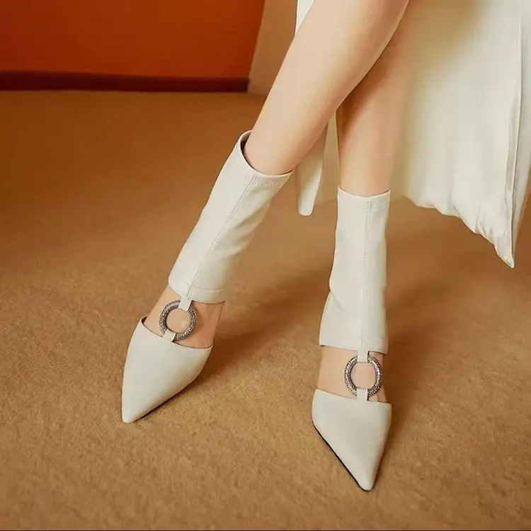 Женские ботильоны с острым носком, с вырезами, с квадратной круглой пряжкой, на высоком каблуке, кожаные черные, белые, новинка 2022
Женские ботильоны с острым носком, с вырезами, с квадратной круглой пряжкой, на высоком каблуке, кожаные черные, белые, новинка 2022