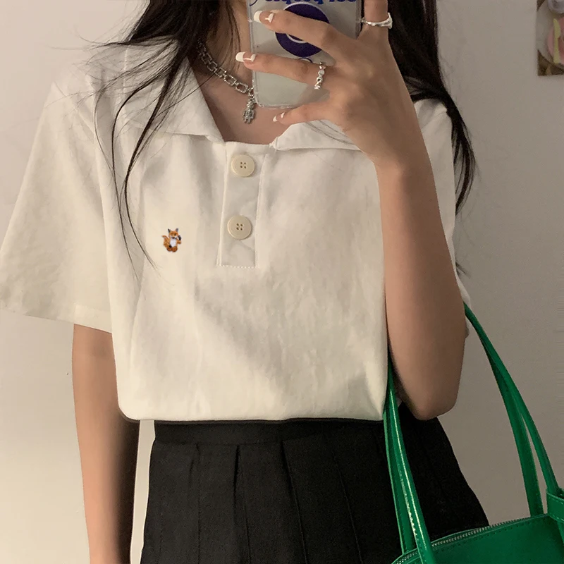 POLO T Shirt Tops Women Luxury Maison Fox Mascot Embroidery Logo Appliqued Lapel T Shirt Summer Fashion White Black Short Sleeve
POLO T Shirt Tops Women Luxury Maison Fox Mascot Embroidery Logo Appliqued Lapel T Shirt Summer Fashion White Black Short Sleeve
