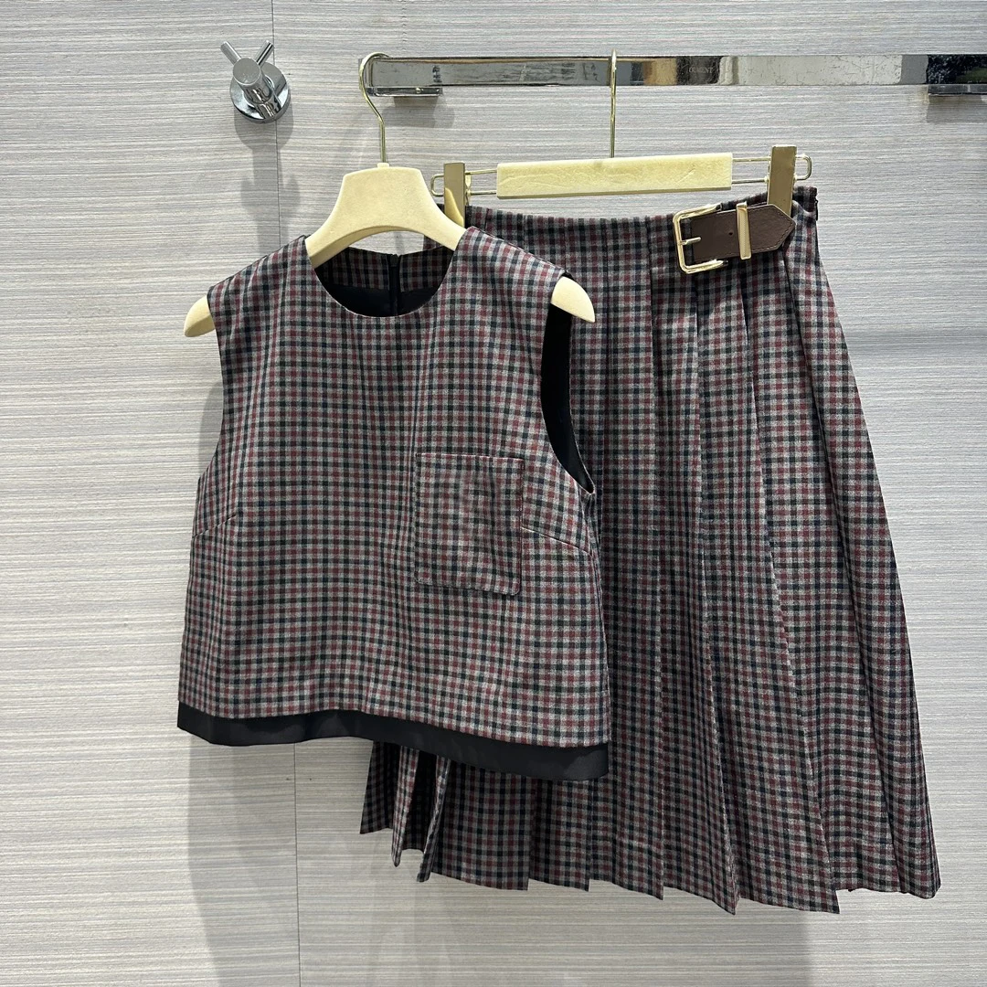 2023Vintage red and black plaid chic to wear a suit, fake two fake black edge vest with a pleated long skirt9.15
2023Vintage red and black plaid chic to wear a suit, fake two fake black edge vest with a pleated long skirt9.15