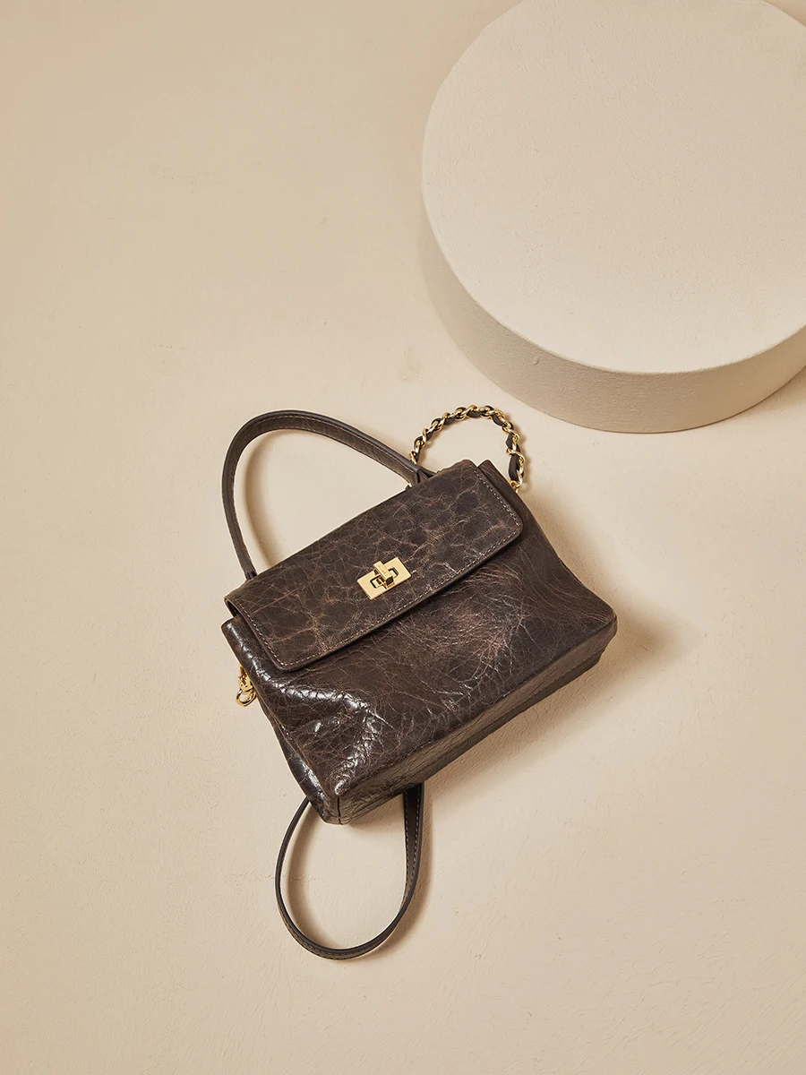 French retro soft wax vegetable tanned sheepskin handbag niche shoulder messenger bag leather women's bag
French retro soft wax vegetable tanned sheepskin handbag niche shoulder messenger bag leather women's bag