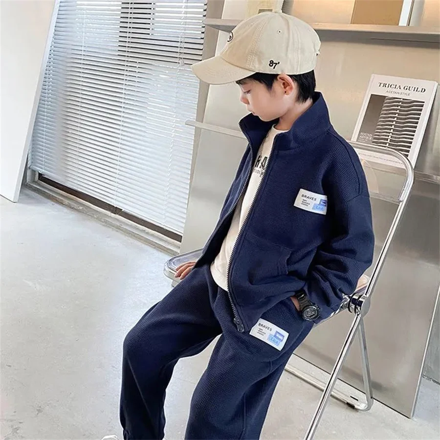 Корейский комплект детской одежды для мальчиков, хлопковые детские куртки на молнии и брюки-джоггеры, спортивные костюмы из 2 предметов, весенне-осенние спортивные комплекты для подростков
Корейский комплект детской одежды для мальчиков, хлопковые детские куртки на молнии и брюки-джоггеры, спортивные костюмы из 2 предметов, весенне-осенние спортивные комплекты для подростков