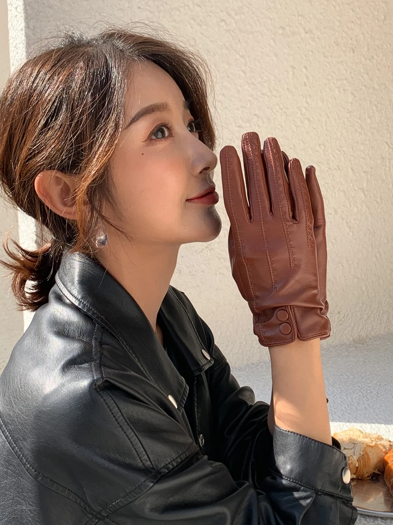 Goatskin ladies autumn and winter touch screen leather gloves coffee art elegant string flower thin velvet warm French gloves
Goatskin ladies autumn and winter touch screen leather gloves coffee art elegant string flower thin velvet warm French gloves