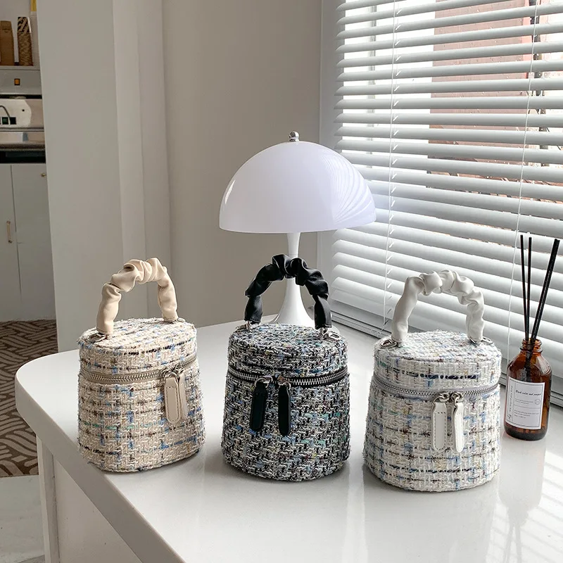 Small Fragrant Wind Chain Handheld Bag Women's Advanced Sense 2022 Autumn New Fashion Crossbody Bag Mini Bucket Bag
Small Fragrant Wind Chain Handheld Bag Women's Advanced Sense 2022 Autumn New Fashion Crossbody Bag Mini Bucket Bag