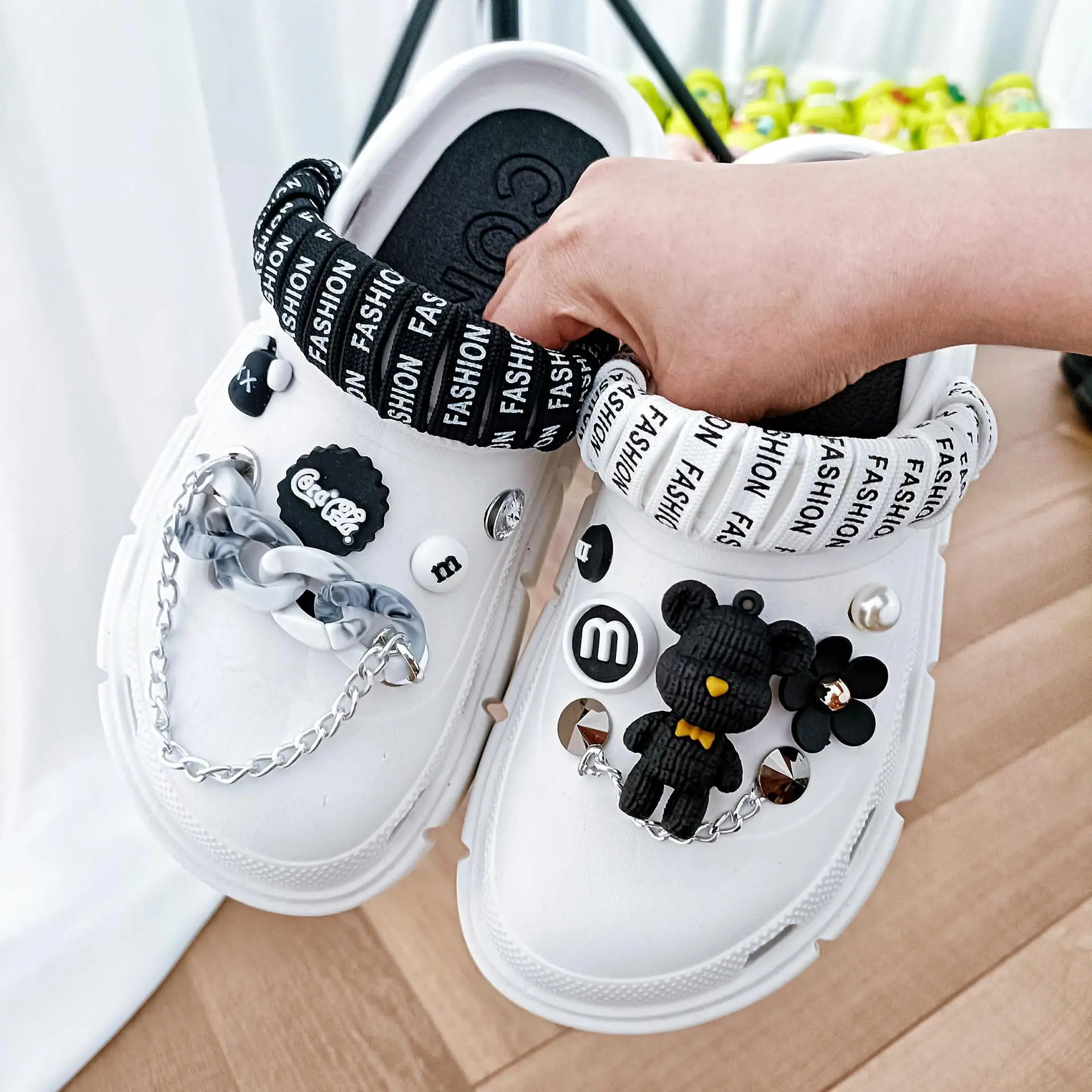 Fashion Charms Clog Shoes High Quality Summer Sandals For Girls Outdoor Women Slippers Thick Sole Decorative Cave Shoes
Fashion Charms Clog Shoes High Quality Summer Sandals For Girls Outdoor Women Slippers Thick Sole Decorative Cave Shoes