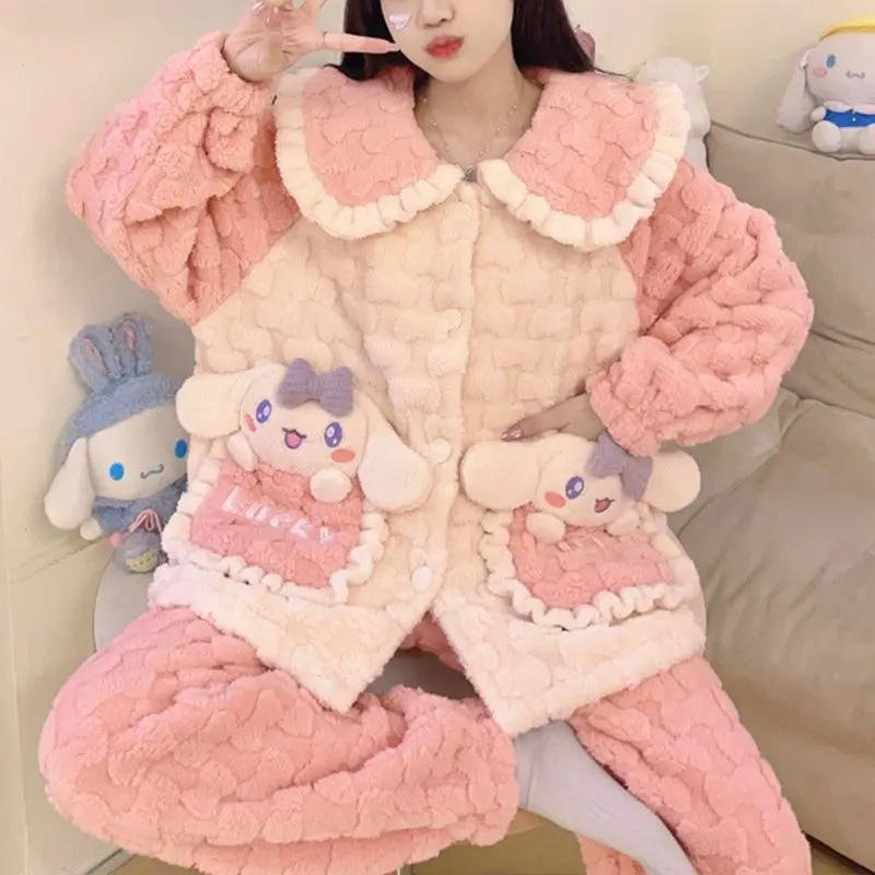 Новая плюшевая Пижама Cinnamoroll Kuromi с мультяшным рисунком для осени и зимы, набор, милая Студенческая Пижама с лацканами, теплая удобная домашняя одежда
Новая плюшевая Пижама Cinnamoroll Kuromi с мультяшным рисунком для осени и зимы, набор, милая Студенческая Пижама с лацканами, теплая удобная домашняя одежда