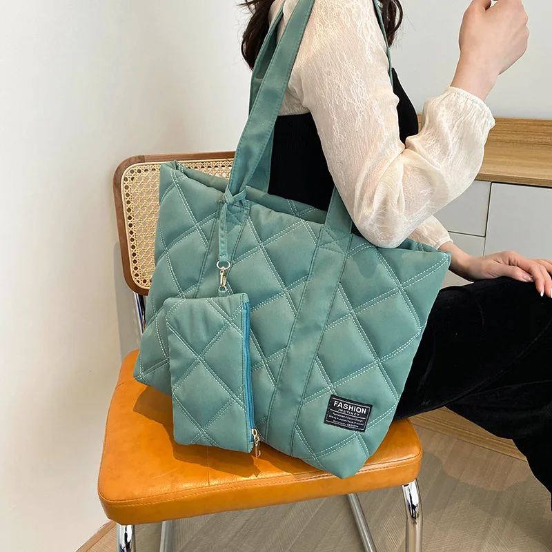 New Fashion Large Tote Padded Handbags Autumn Quilted Women Shoulder Bags Luxury PU Down Cotton Thread Crossbody Bag Winter Bag
New Fashion Large Tote Padded Handbags Autumn Quilted Women Shoulder Bags Luxury PU Down Cotton Thread Crossbody Bag Winter Bag