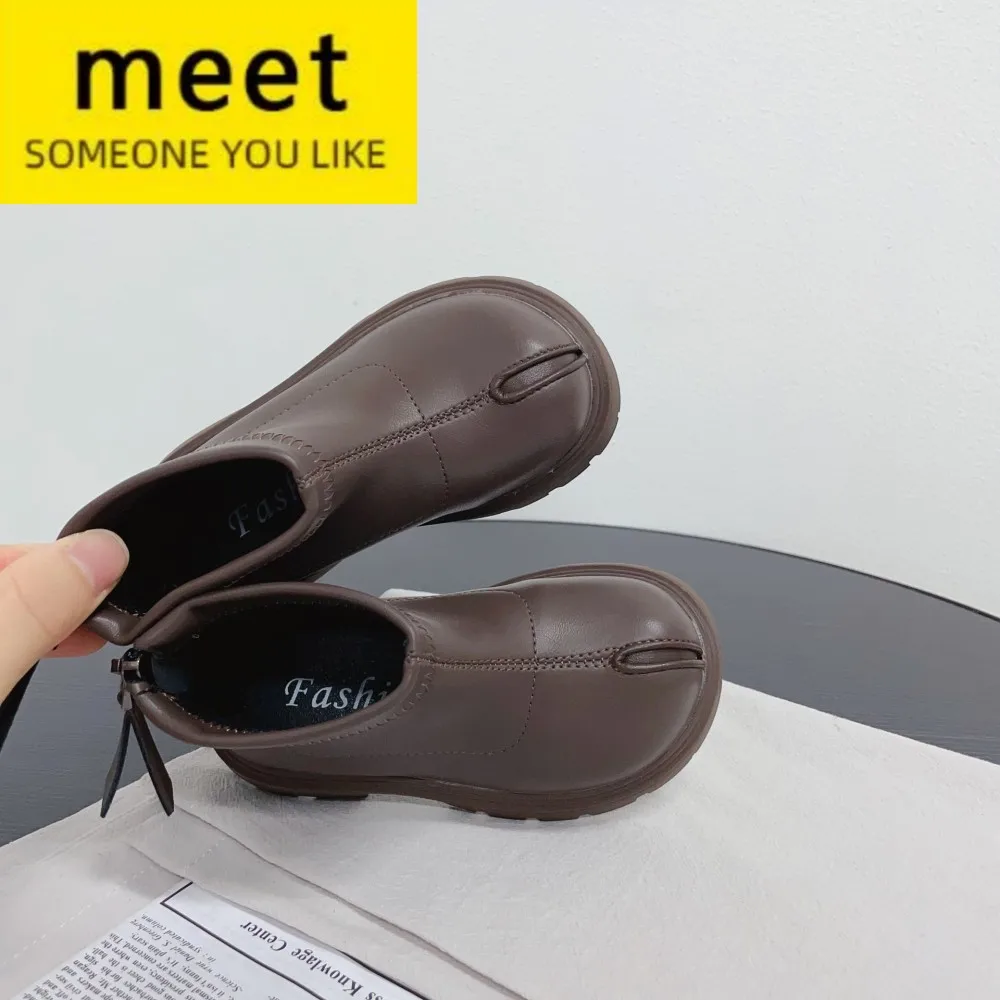 3-12 Years Old Children RetroTrend Small Leather Boots 2023 Fall And Winter New Girls Fashion Boots Children's Leather Shoes
3-12 Years Old Children RetroTrend Small Leather Boots 2023 Fall And Winter New Girls Fashion Boots Children's Leather Shoes