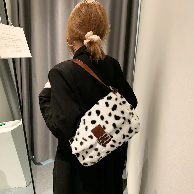 Leopard Faux Fur Crossbody Messenger Bags Shoulder Bags for Women 2022 Winter Brand Designer Soft Plush Handbags Female Purses
Leopard Faux Fur Crossbody Messenger Bags Shoulder Bags for Women 2022 Winter Brand Designer Soft Plush Handbags Female Purses