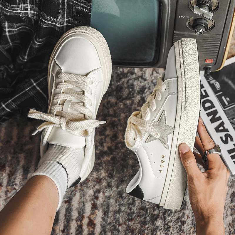 Korean Version of Casual Leather Couple Shoes Men's 2023 Autumn New Student Low Top White Shoes Solid Star Fashion Sneakers Men
Korean Version of Casual Leather Couple Shoes Men's 2023 Autumn New Student Low Top White Shoes Solid Star Fashion Sneakers Men
