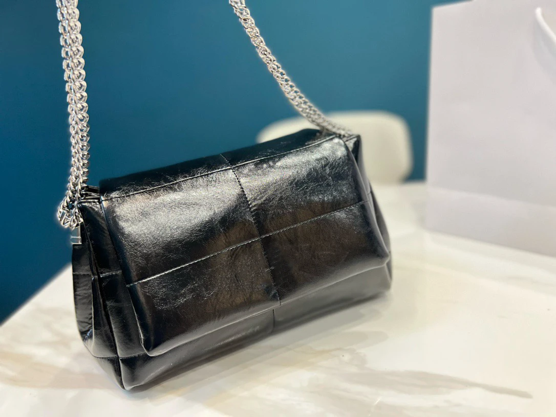 Chain Shoulder Bag Leather Handbag Buckle Printed Letter Metal Crossbody Bag Simple Solid Color Bags For Women
Chain Shoulder Bag Leather Handbag Buckle Printed Letter Metal Crossbody Bag Simple Solid Color Bags For Women
