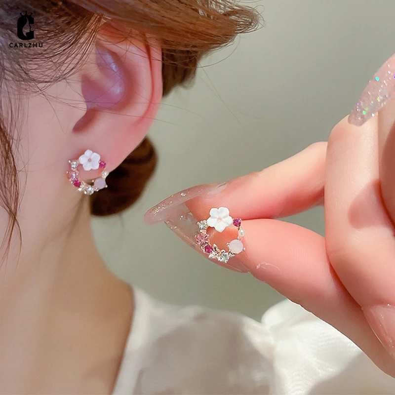 Hollow Out Rhinestone Flower Pearl Circle Garland Stud Earrings Fashion Simple Sweet Versatile Earring for Women Party Jewelry
Hollow Out Rhinestone Flower Pearl Circle Garland Stud Earrings Fashion Simple Sweet Versatile Earring for Women Party Jewelry