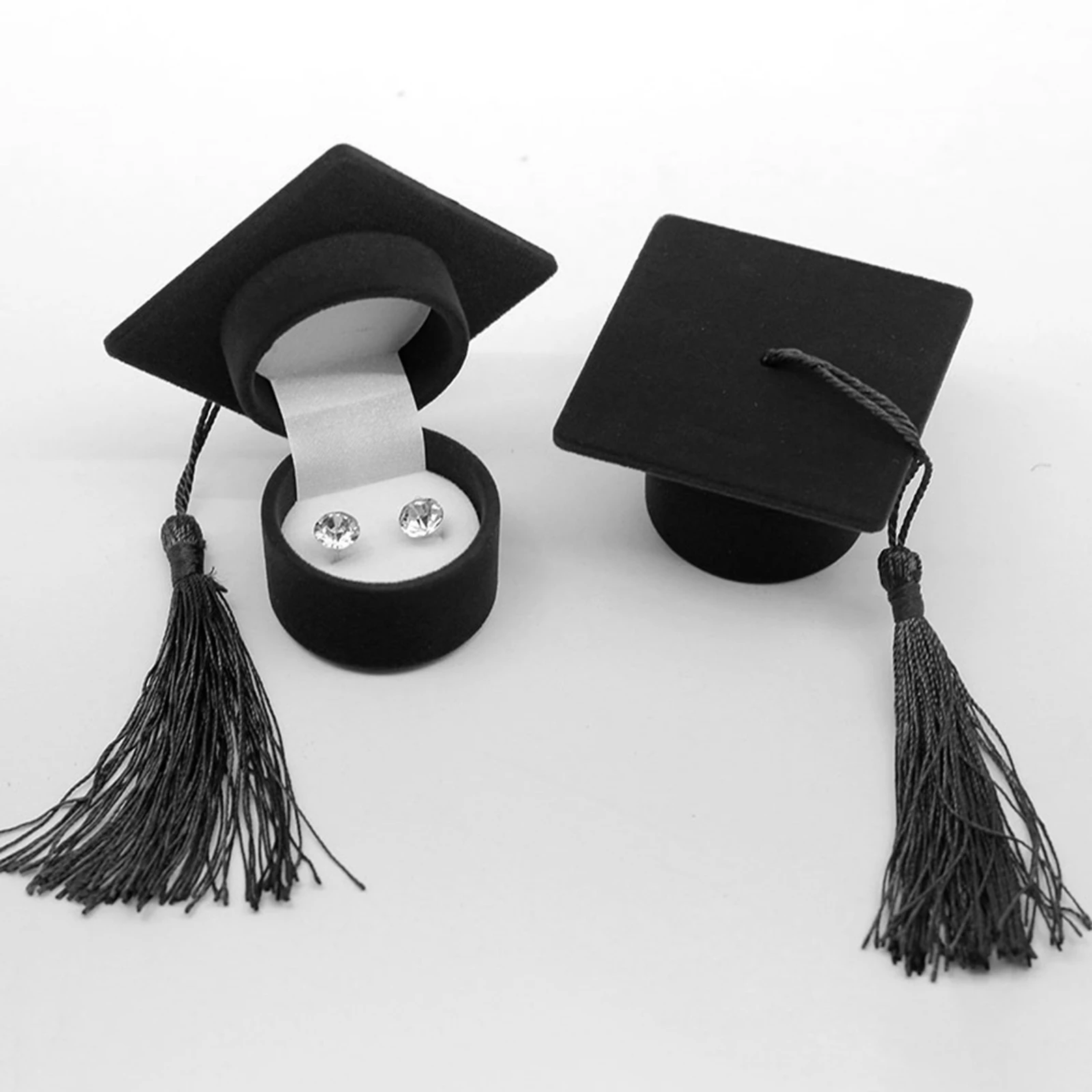 Creative Graduation Cap rings Holder Gift box Decoration Fine Workmanship Size 6Cmx6Cmx4cm Stylish Shop Display with Tassel
Creative Graduation Cap rings Holder Gift box Decoration Fine Workmanship Size 6Cmx6Cmx4cm Stylish Shop Display with Tassel
