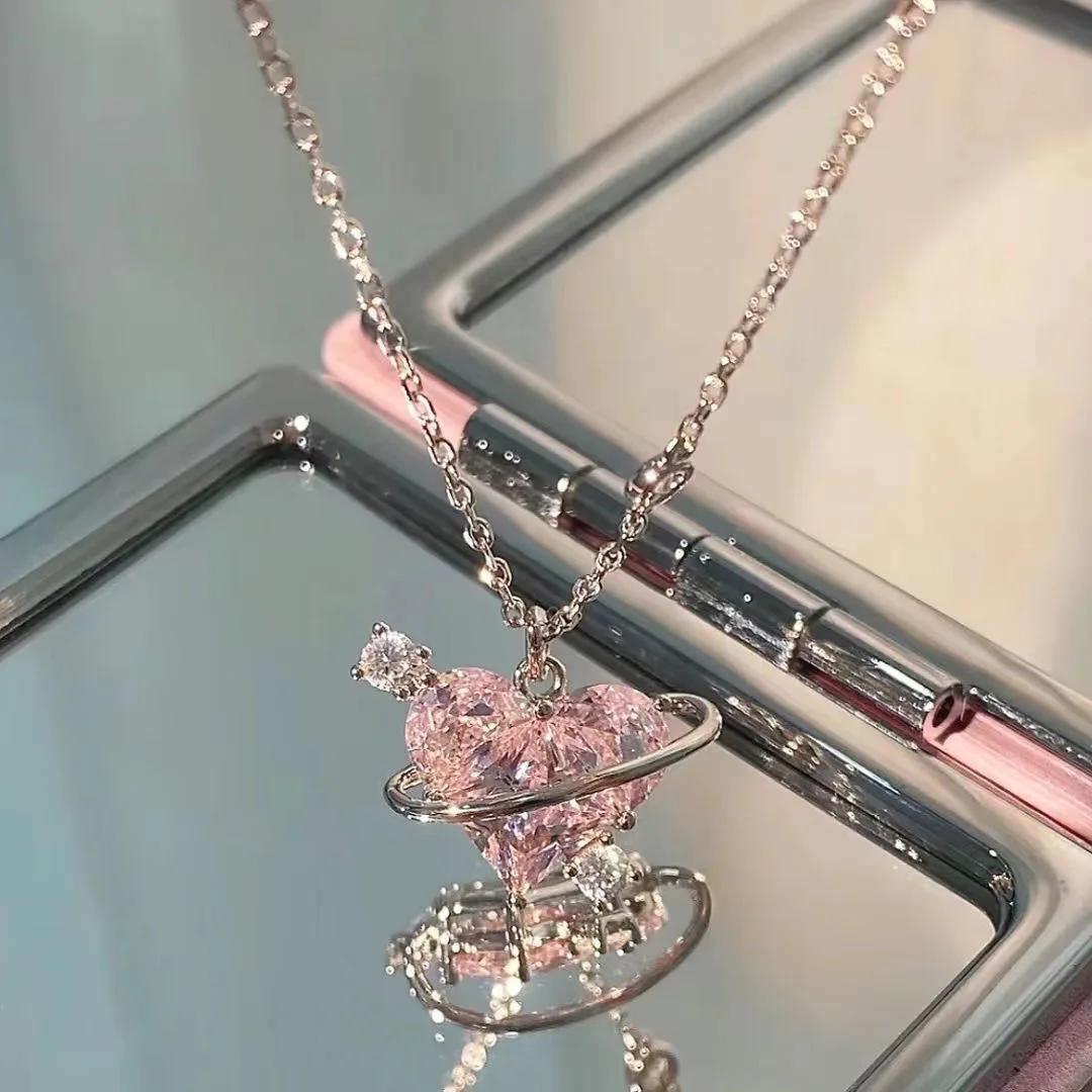 RACHELZ French Elegant Geometric Circle Saturn Pendant Necklace Luxury Pink Shiny Zircon Heart Necklace For Women Jewelry
RACHELZ French Elegant Geometric Circle Saturn Pendant Necklace Luxury Pink Shiny Zircon Heart Necklace For Women Jewelry