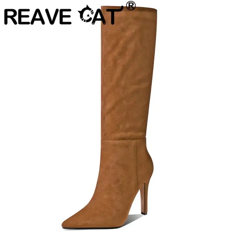 

Женские замшевые сапоги до колена REAVE CAT, новые рыцарские длинные сапоги на тонком каблуке 10 см с острым носком и широкими штанинами, осенне-з...