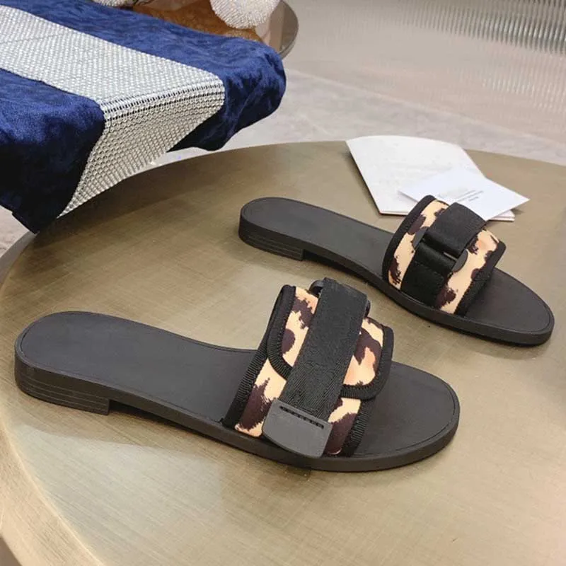 Женские летние повседневные шлепанцы на плоской подошве, роскошные дизайнерские Элегантные мюли, пляжные сандалии с открытым носком, 2022
Женские летние повседневные шлепанцы на плоской подошве, роскошные дизайнерские Элегантные мюли, пляжные сандалии с открытым носком, 2022