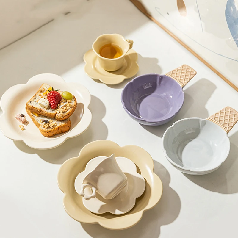 Dessert Cup and Saucer Flower Breakfast Cup For Home Living Room Decoration Ceramic Home Kitchen Bar Coffee Mug Dish اكواب
Dessert Cup and Saucer Flower Breakfast Cup For Home Living Room Decoration Ceramic Home Kitchen Bar Coffee Mug Dish اكواب