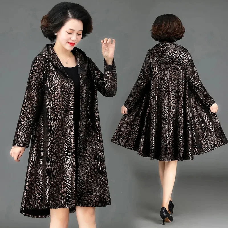 Middle Aged Elderly Women's Trench Coat 2022 Autumn Winter Gold Velvet Windbreaker Long Hooded Overcoat Mother Loose Casual Tops
Middle Aged Elderly Women's Trench Coat 2022 Autumn Winter Gold Velvet Windbreaker Long Hooded Overcoat Mother Loose Casual Tops