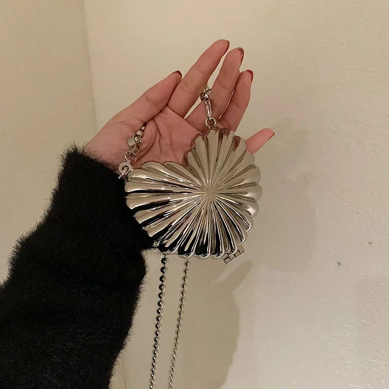 Luxury Silver Chain Messenger Heart-Shaped Lipstick Bag 2022 Mini Small Crossbody Metal Shell Bag Jewelry Wearing Decoration
Luxury Silver Chain Messenger Heart-Shaped Lipstick Bag 2022 Mini Small Crossbody Metal Shell Bag Jewelry Wearing Decoration