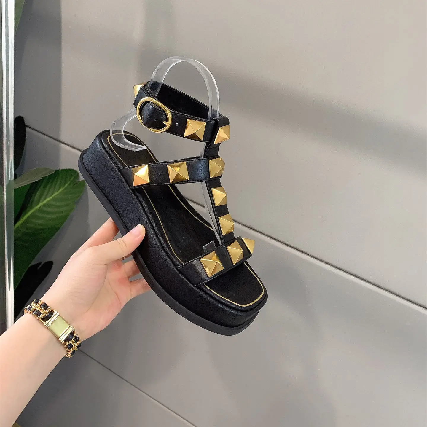 Босоножки женские из натуральной кожи с открытым носком, на высоком каблуке
Босоножки женские из натуральной кожи с открытым носком, на высоком каблуке