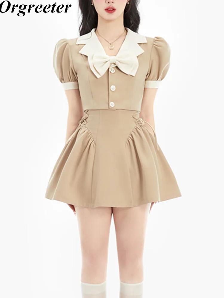 Женский костюм-двойка с юбкой, модный костюм в Корейском стиле из укороченного топа с острым бантом и мини-юбки с рюшами, на лето
Женский костюм-двойка с юбкой, модный костюм в Корейском стиле из укороченного топа с острым бантом и мини-юбки с рюшами, на лето