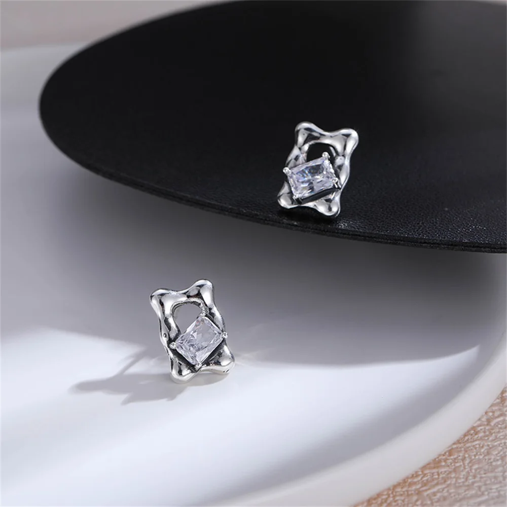 HIYONG New Square-shaped Zircon Earrings S925 Silver Needle Stud Earrings Retro Temperament Metal Earing Simple Design Jewelry
HIYONG New Square-shaped Zircon Earrings S925 Silver Needle Stud Earrings Retro Temperament Metal Earing Simple Design Jewelry