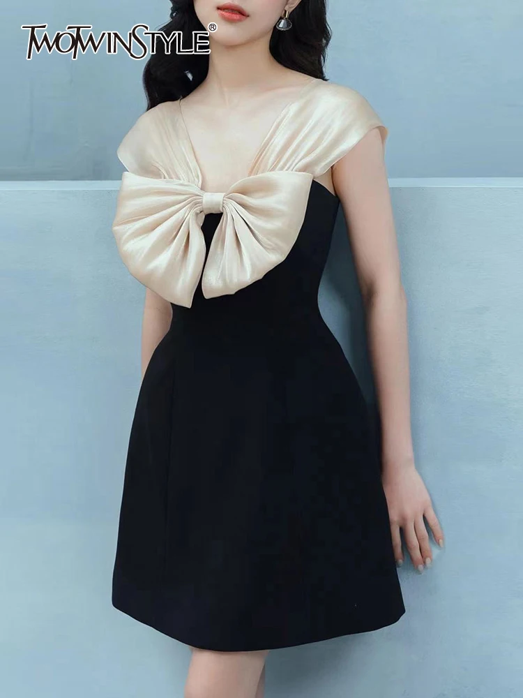 TWOTWINSTYLE Patchwork Bowknot Dress For Women V Neck Sleeveless High Waist Colorblock Mini Dresses Female Summer Clothing Style
TWOTWINSTYLE Patchwork Bowknot Dress For Women V Neck Sleeveless High Waist Colorblock Mini Dresses Female Summer Clothing Style