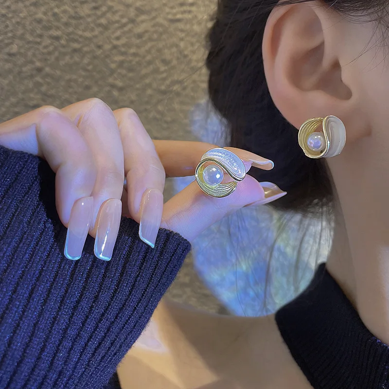 2022 New Irregular Personality Fashion Stud Earrings Women Unique Design Vintage Pearl Earrings Wedding Jewelry Birthday Gifts
2022 New Irregular Personality Fashion Stud Earrings Women Unique Design Vintage Pearl Earrings Wedding Jewelry Birthday Gifts