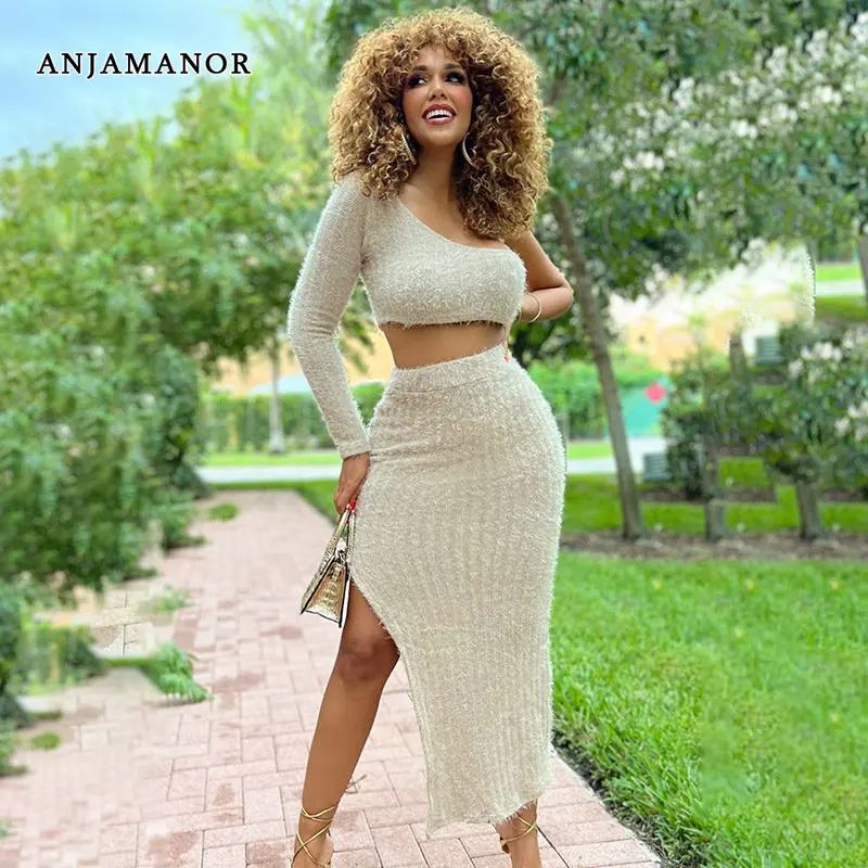 Осенне-зимний трикотажный свитер и юбка с разрезом
Осенне-зимний трикотажный свитер и юбка с разрезом