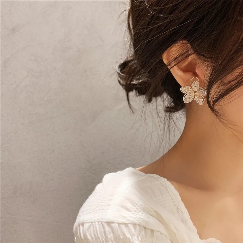 Stud Earrings Shiny Zircon Earrings Metal Fashion Heart Jewelry Female 925 Silver Needle Crystal Hollow Flowers Earrings
Stud Earrings Shiny Zircon Earrings Metal Fashion Heart Jewelry Female 925 Silver Needle Crystal Hollow Flowers Earrings