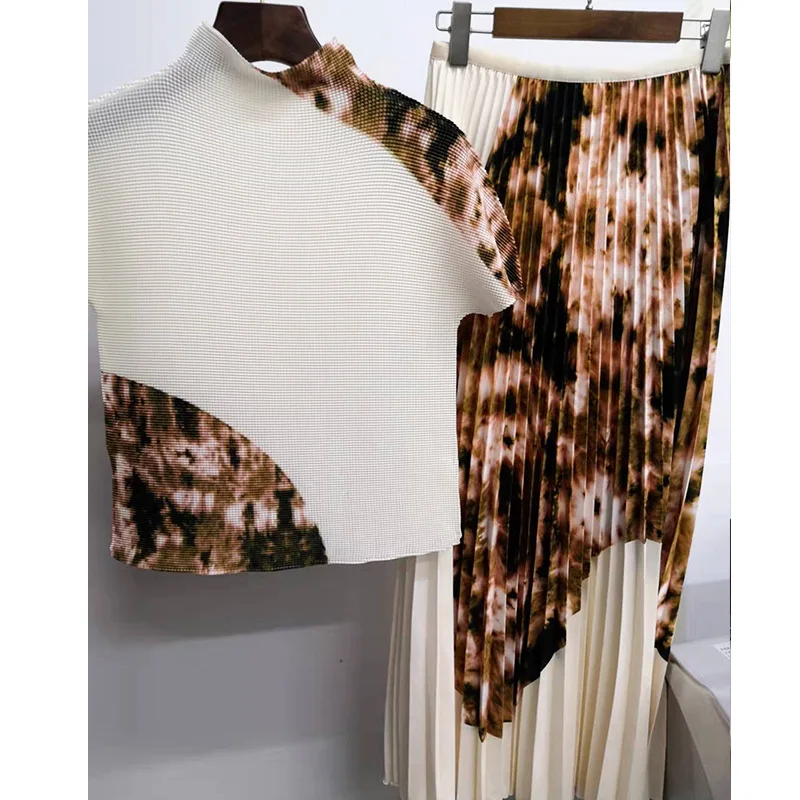 Women's Suits 2022 NEW Turtleneck Short Sleeved Printed Top + High Waist Long Skirt Stretch Miyake Pleated Two Piece Set Female
Women's Suits 2022 NEW Turtleneck Short Sleeved Printed Top + High Waist Long Skirt Stretch Miyake Pleated Two Piece Set Female
