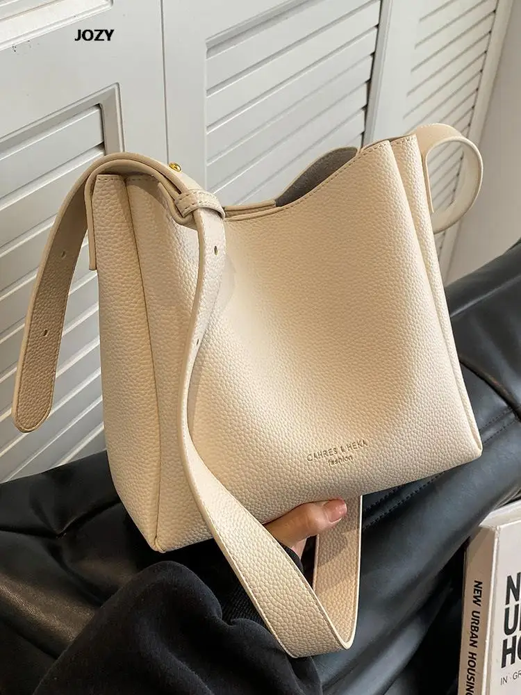 Новинка 2023, модные женские сумки через плечо, роскошные дизайнерские классические сумки на плечо для женщин, летние винтажные сумки из высо...
Новинка 2023, модные женские сумки через плечо, роскошные дизайнерские классические сумки на плечо для женщин, летние винтажные сумки из высо...