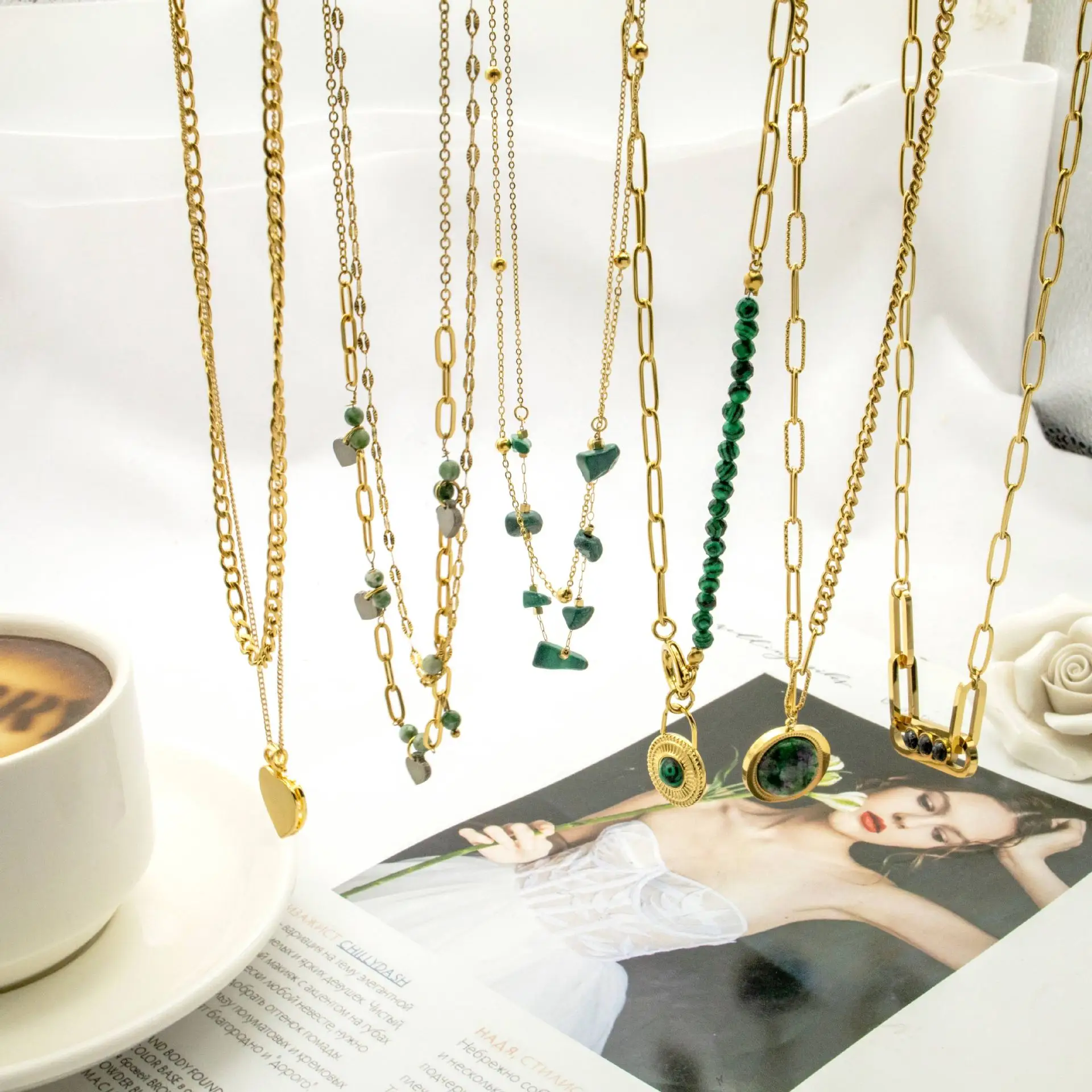 Showfay Peacock Green Stone Pendant Necklaces 18K Gold Double-layered Natural Stone Clavicle Cuban Chain Necklaces In Titanium
Showfay Peacock Green Stone Pendant Necklaces 18K Gold Double-layered Natural Stone Clavicle Cuban Chain Necklaces In Titanium