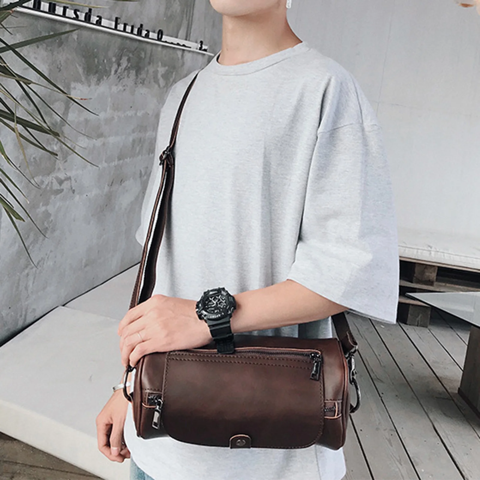 Retro Small Cylinder Leather Shoulder Bag Large Capacity Waterproof Small Bag Gift For Birthday
Retro Small Cylinder Leather Shoulder Bag Large Capacity Waterproof Small Bag Gift For Birthday