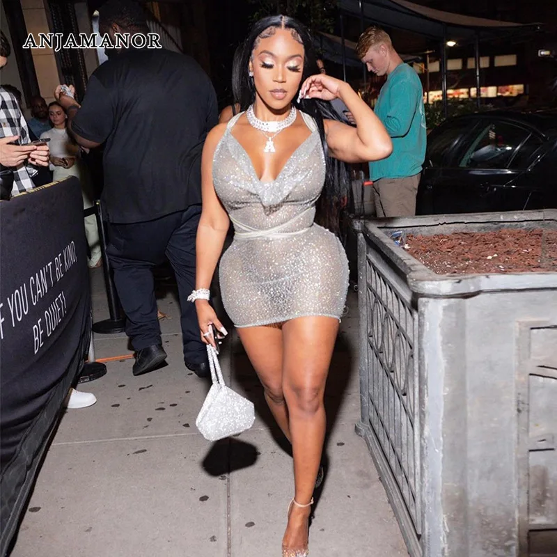 Женское облегающее мини-платье с открытой спиной и блестками
Женское облегающее мини-платье с открытой спиной и блестками