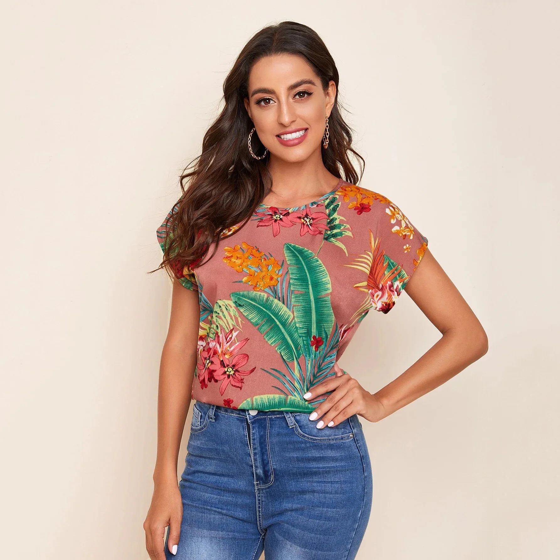 Женская футболка с коротким рукавом и круглым вырезом, свободного покроя 
Женская футболка с коротким рукавом и круглым вырезом, свободного покроя