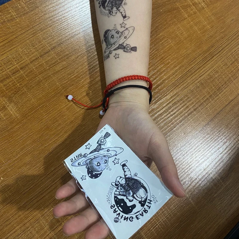 Тату-наклейка временная для детей, белый астронавт, Вселенная, искусственные татуировки, планеты, татуировки со звездами, надписями, водонепроницаемый космический человек
Тату-наклейка временная для детей, белый астронавт, Вселенная, искусственные татуировки, планеты, татуировки со звездами, надписями, водонепроницаемый космический человек